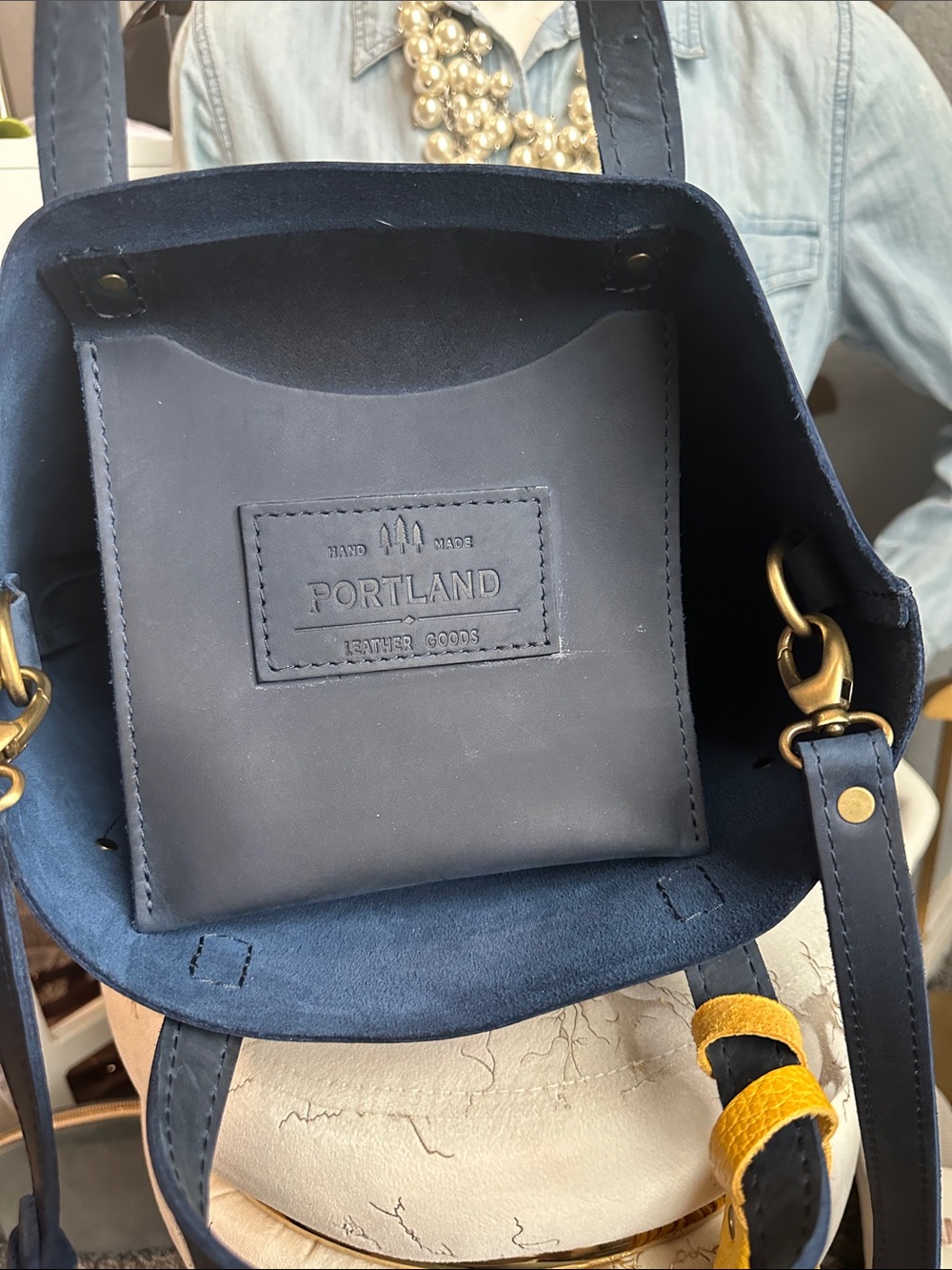 ☀️New PLG Medium Deep Waters 💙💛 crossbody tote, sunshine, Total eclipse - Picture 9 of 14